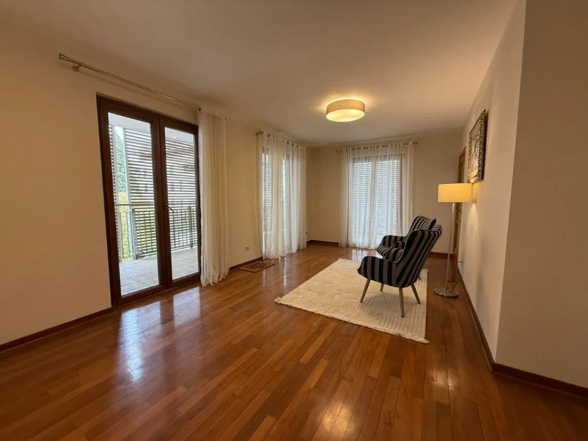 Izdavanje, četvorosoban stan, 200m², Gorica C, Podgorica