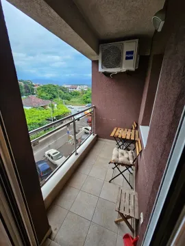 Manji natkriveni balkoni sa garniturom za sjedenje i pogledom na okolinu. - image 18