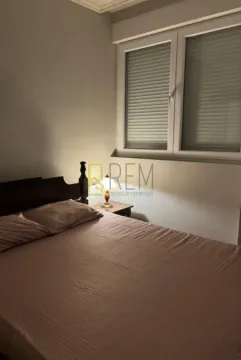 Spavaća soba sa bračnim krevetom i prozorom. - image 4