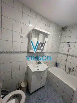 Kupatilo opremljeno umivaonikom, ormarićem sa ogledalom, kadom i toaletom. - image 9