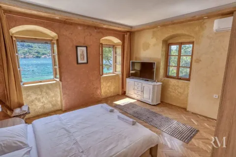 Furnished bedroom with a double bed and a sea view. - image 3