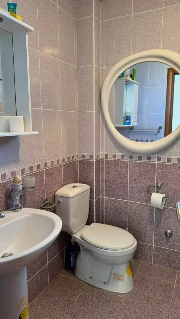 Manje kupatilo sa umivaonikom, WC šoljom i ogledalom.