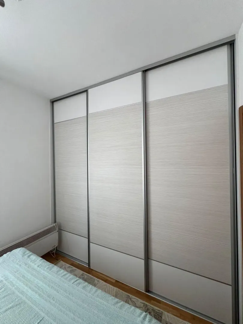 Bedroom with a large built-in wardrobe.