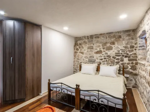 Izdavanje, kuća, 80m², Đuraševići, Tivat - image 19