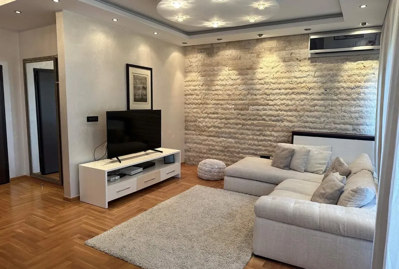 Izdavanje, četvorosoban stan, 97m², Zvezdara Sve Podlokacije, Beograd