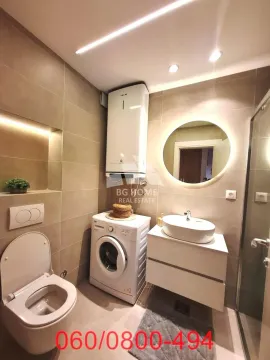 Moderno opremljeno kupatilo sa tuš kabinom, umivaonikom i veš mašinom. - image 12