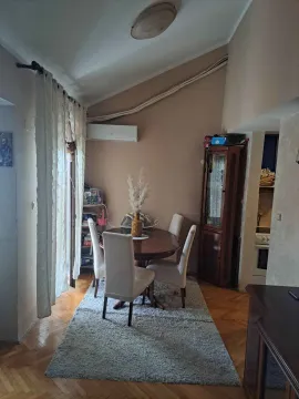 Trpezarija sa stolom, stolicama i tepihom u stanu. - image 4
