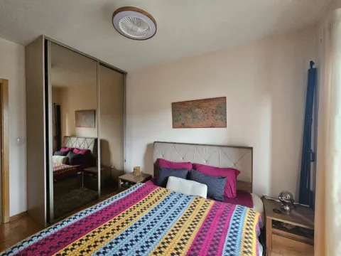Furnished bedroom with a double bed and a large built-in mirrored wardrobe. - image 4