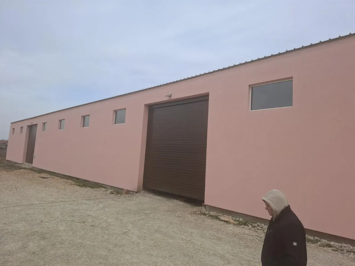 Izdavanje, poslovni prostor, 1000m², Zemun Ugrinovci, Zemun Sve Podlokacije