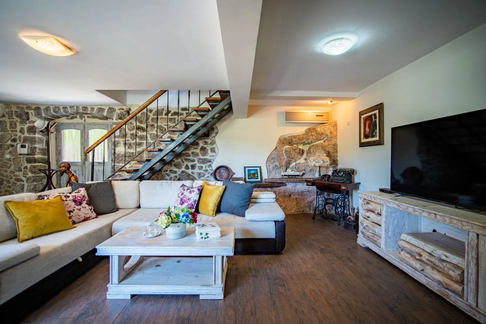 Rent, house, 200m², Đuraševići, Tivat