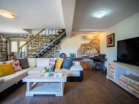 Rent, house, 200m², Đuraševići, Tivat - image 17
