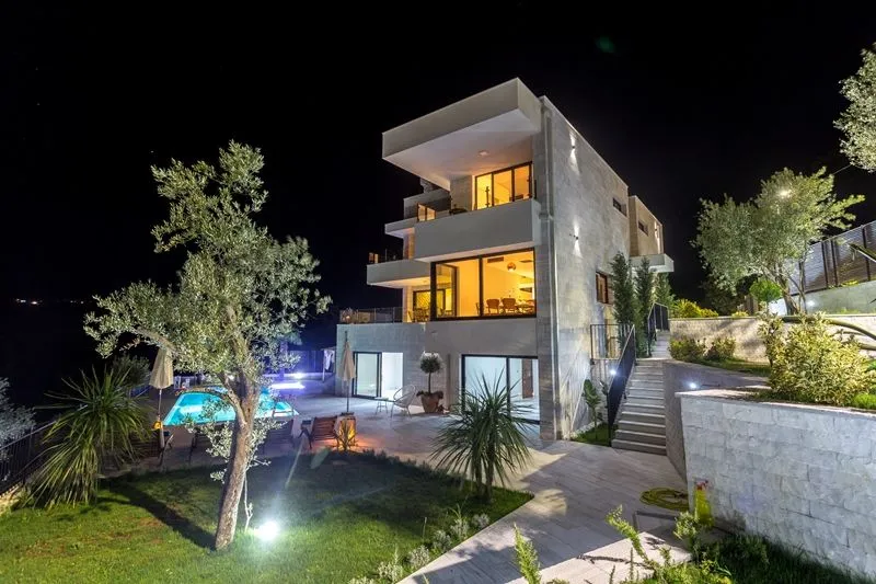 Sale, house, 420m², Đenovići, Herceg Novi
