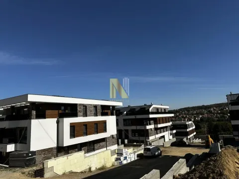 Pogled na moderno stambeno naselje sa uređenim zgradama i okolinom. - image 2