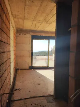 Pogled iz prostorije u izgradnji prema terasi i spoljašnjosti. - image 6
