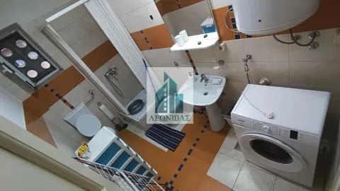 Kupatilo opremljeno sanitarijama, tuš kabinom i mašinom za veš. - image 11