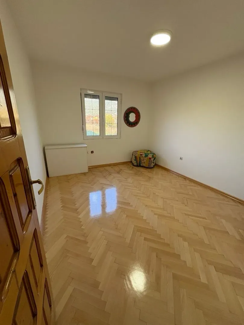Izdavanje, kuća, 350m², Zlatica, Podgorica