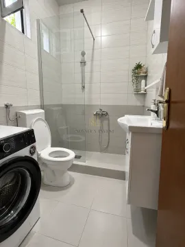 Moderno opremljeno kupatilo sa tuš kabinom, umivaonikom, toaletom i veš mašinom. - image 4