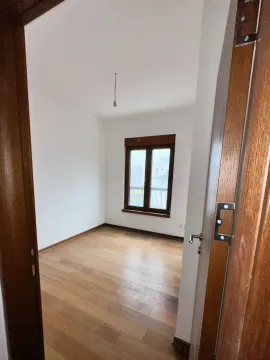 Pogled iz vrata na praznu prostoriju sa drvenim podom i prozorom. - image 3