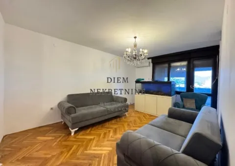 Prodaja, trosoban stan, 96m², Blok 6, Podgorica - image 1