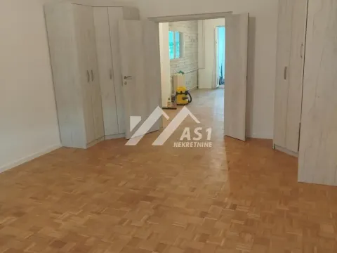 Daily-rent, three bedroom apartment, 92m², Banatić, Novi Sad Sve Podlokacije - image 2