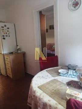 Trpezarija sa stolom i pogledom na kuhinju. - image 6