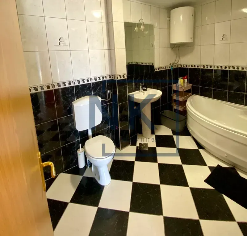 Izdavanje, dvosoban stan, 90m², Tološi, Podgorica