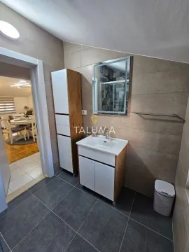 Kupatilo sa umivaonikom, ogledalom i ormarićem. - image 9