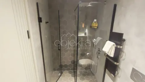 Moderno opremljeno kupatilo sa tuš kabinom i WC šoljom. - image 6