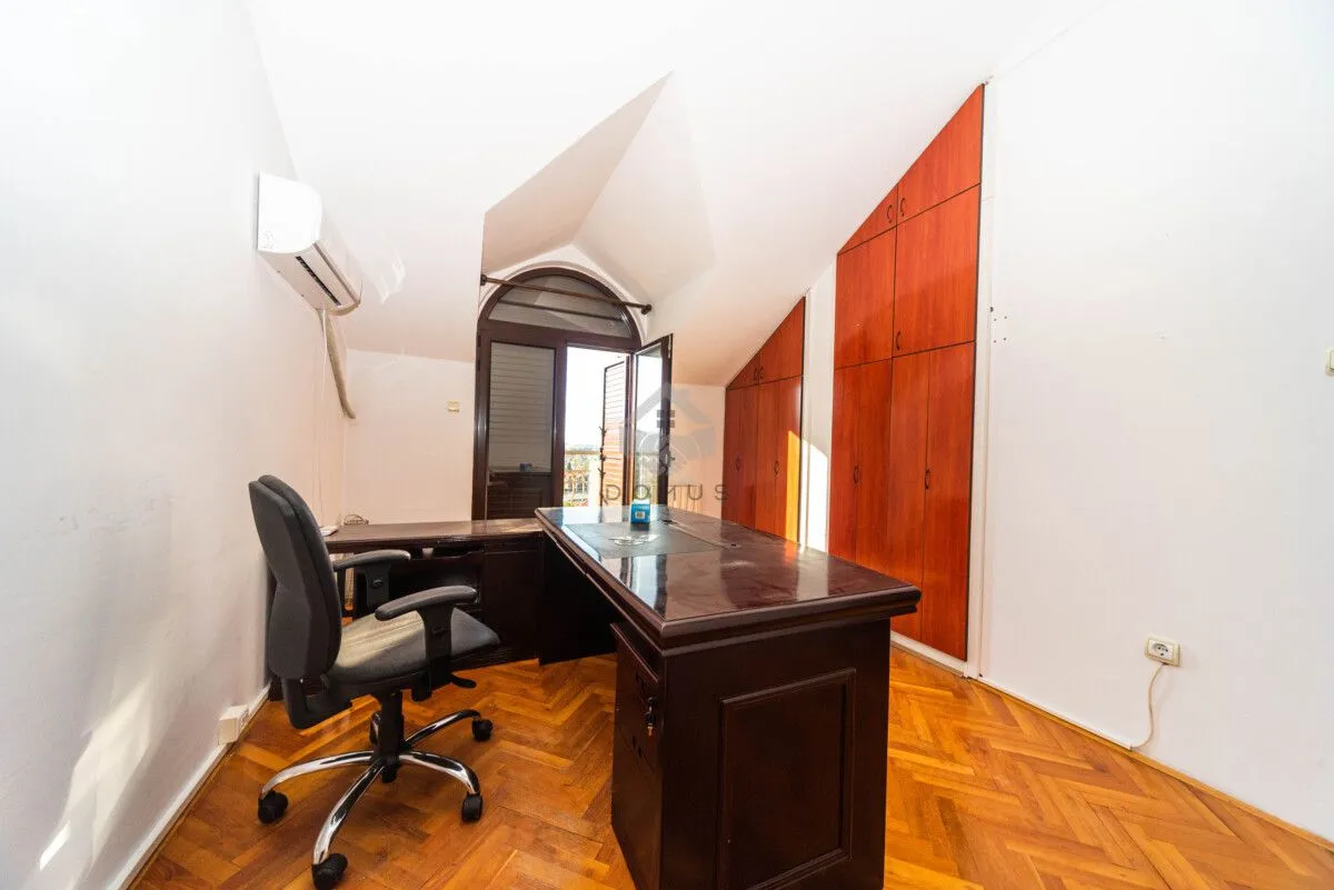 Izdavanje, kuća, 380m², Gorica C, Podgorica