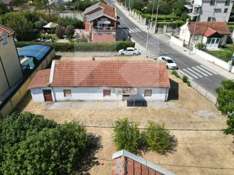 Pogled iz vazduha na prizemnu kuću sa placem i ulicom u okruženju. - image 2