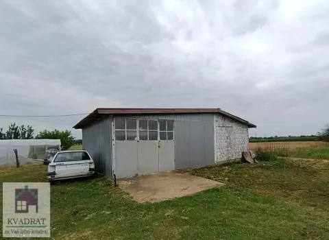 Pomoćni objekat ili garaža u dvorištu sa okolnim zelenilom. - image 10