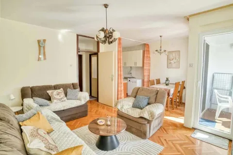 Izdavanje, dvosoban stan, 64m², Centar, Bar - image 4