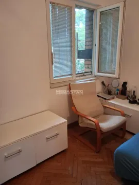 Manja soba sa krevetom, foteljom i prozorom. - image 6