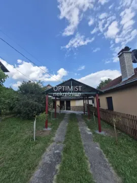 Pogled na natkriveni parking i dvorište ispred kuće. - image 13