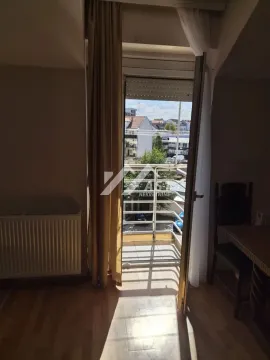 Izlaz na balkon sa pogledom na ulicu i gradsko okruženje. - image 8