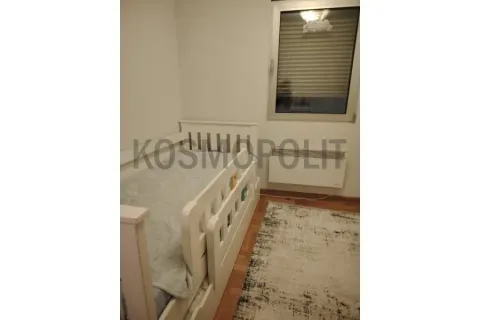 Dečja soba sa belim krevetom i tepihom. - image 7