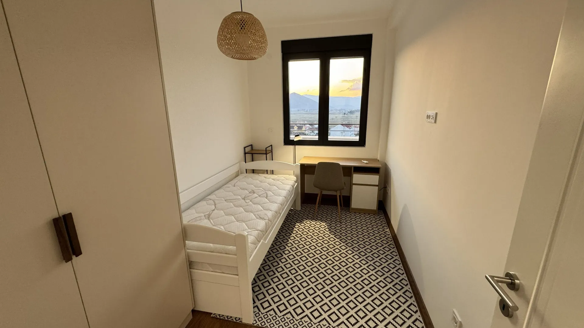 Izdavanje, trosoban stan, 96m², Tološka šuma, Podgorica