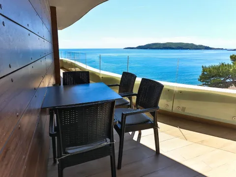 Izdavanje, dvosoban stan, 110m², Rafailovići, Budva - image 2