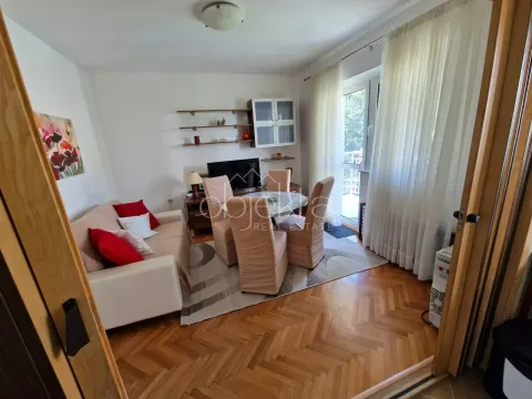 Dnevna soba sa garniturom, trpezarijskim stolom i izlazom na terasu. - image 6