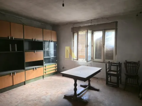 Prazna soba sa drvenim nameštajem i prozorima. - image 4
