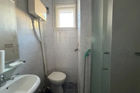 Manje kupatilo obloženo keramičkim pločicama sa tuš kabinom, umivaonikom i wc šoljom. - image 5