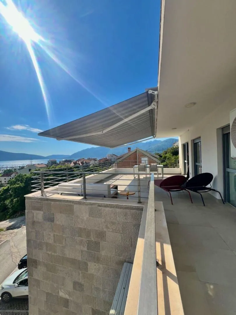 Izdavanje, trosoban stan, 123m², Tivat, Crna Gora