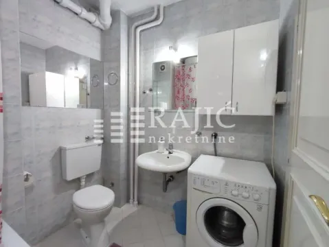Smaller bathroom with sanitary fixtures and a washing machine. - image 7