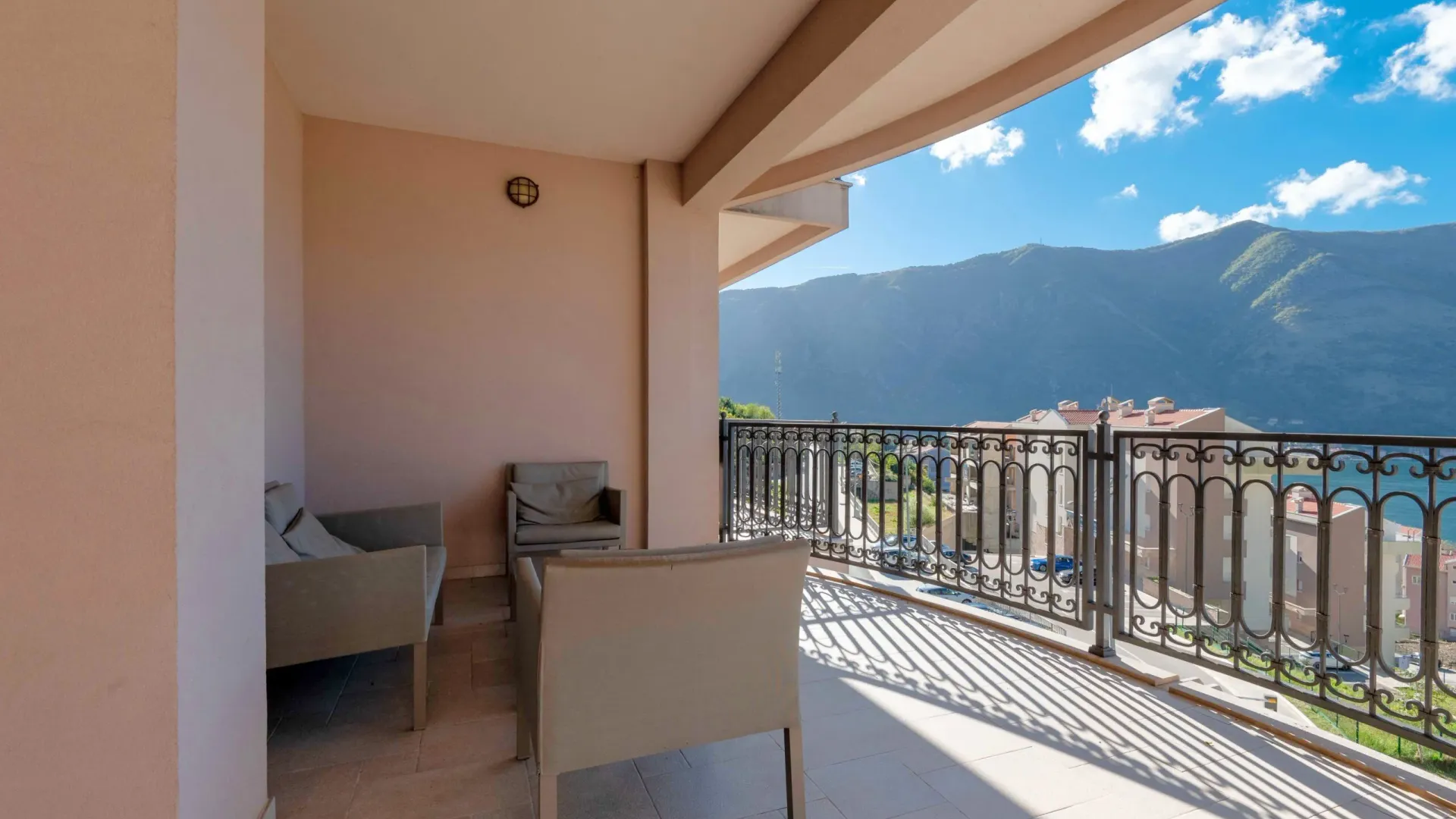 Prodaja, dvosoban stan, 106m², Dobrota, Kotor