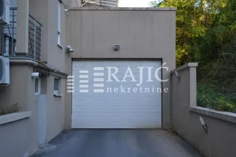 Pogled na garažna vrata sa pristupnom rampom i delom fasade. - image 14
