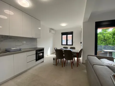 Izdavanje, dvosoban stan, 80m², Dumidran, Tivat - image 3