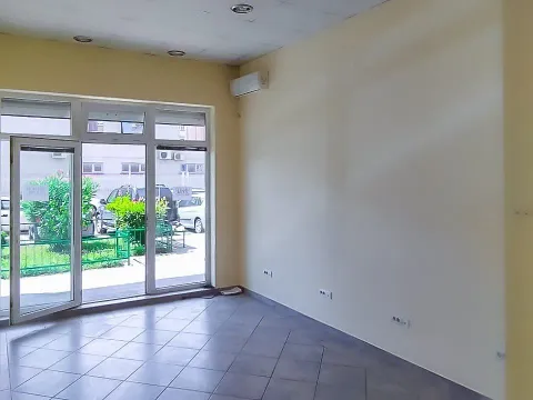Rent, office space, 21m², Stari Aerodrom, Podgorica - image 1
