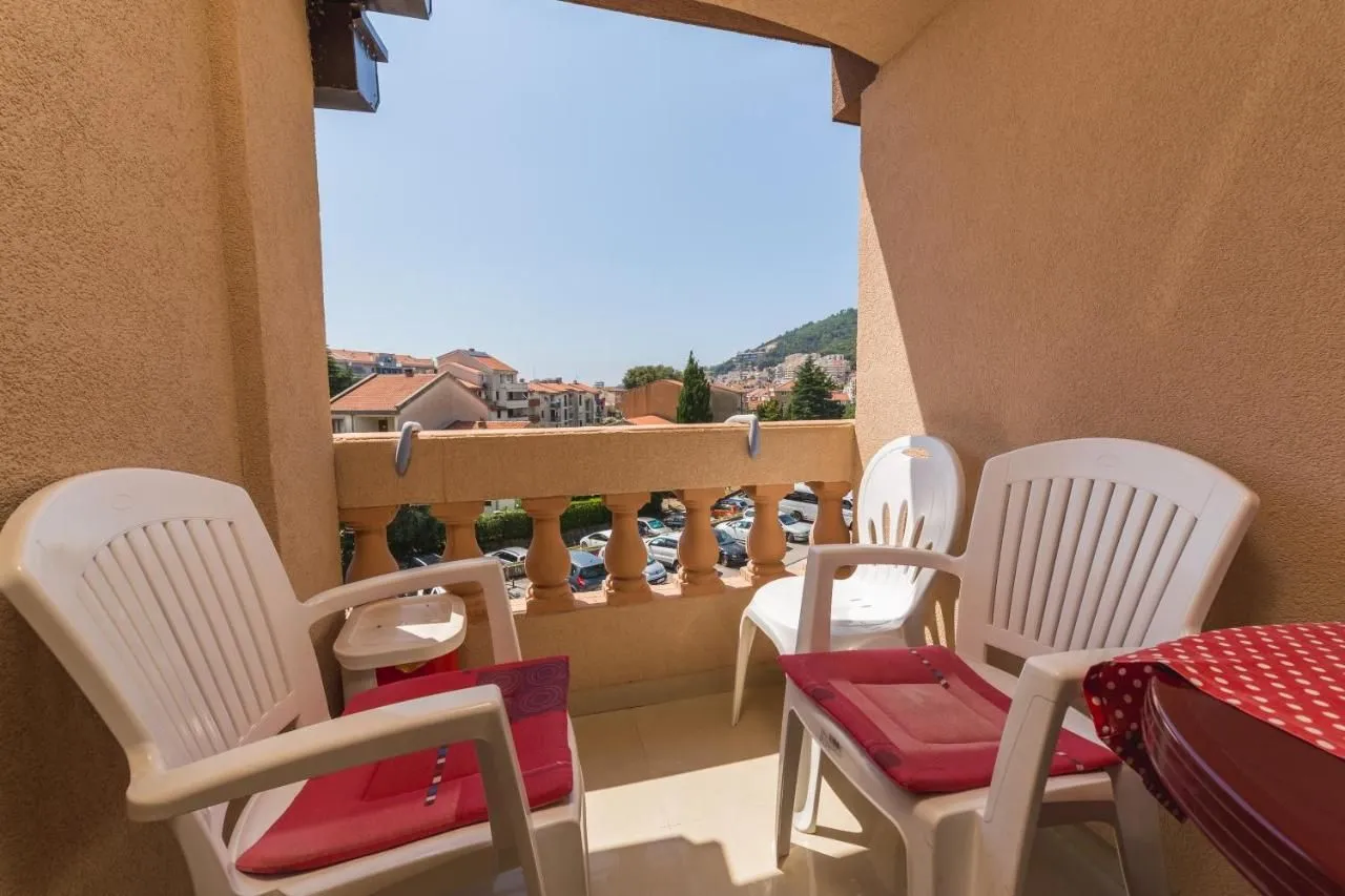Izdavanje, kuća, 300m², Dubovica, Budva