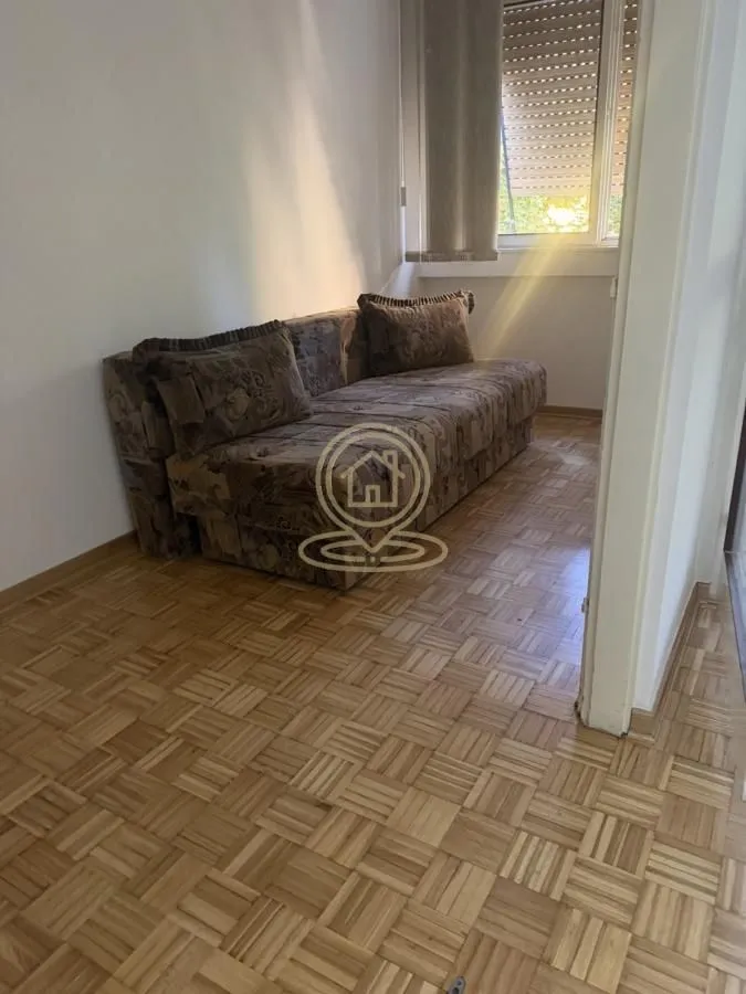 Dnevna soba sa kaučem i parketom.