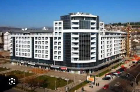 Pogled na spoljašnjost moderne višestambene zgrade sa velikim staklenim površinama i terasama. - image 2